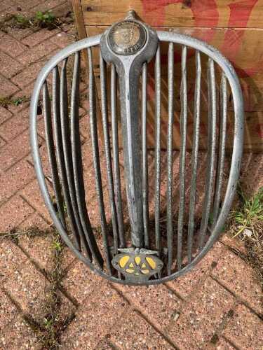 JAGUAR GRILL WITH AA BADGE